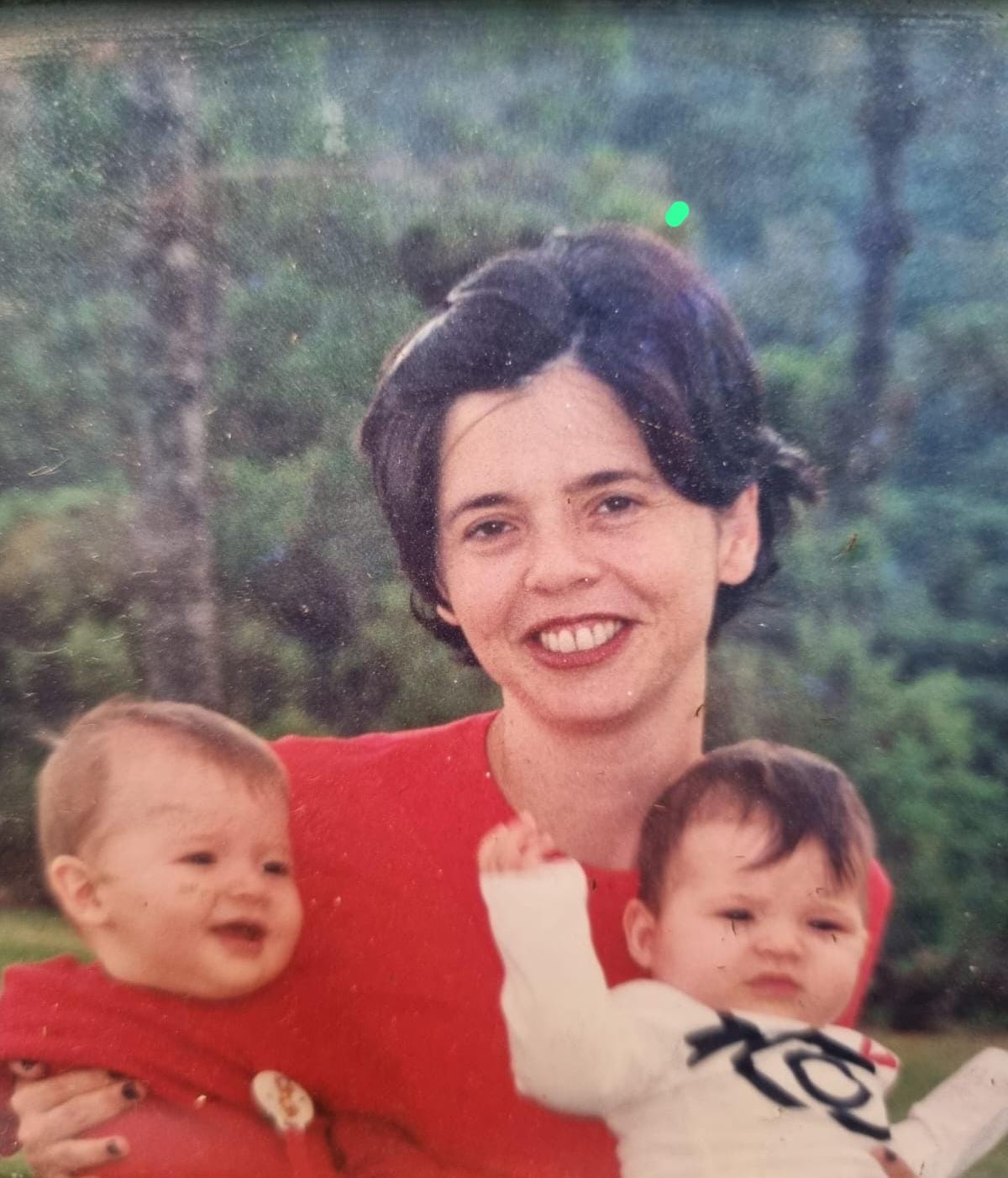 Cláudia Visoni com seus filhos gêmeos, Alex e Julieta, na primeira infância. O nascimento das crianças, em 2001, foi o principal divisor de águas em sua história de vida. Motivada pelo desejo de acompanhar de perto o crescimento dos filhos e gerenciar os desafios de saúde do período, ela decidiu deixar o ritmo intenso das redações e grandes corporações. Essa mudança de rumo em sua rotina abriu espaço para que ela iniciasse seu envolvimento com o ativismo comunitário local, servindo de base para sua transição definitiva rumo à agricultura urbana e à defesa das águas.